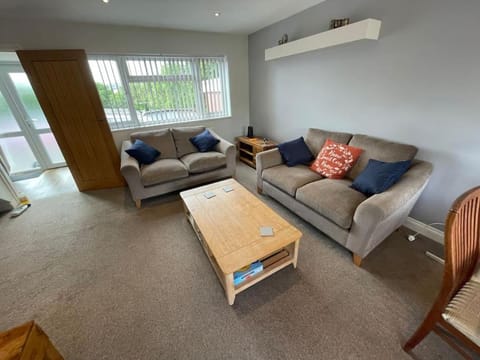 Coates Road-Spacious 4 bed home-near RD&E-parking House in Exeter