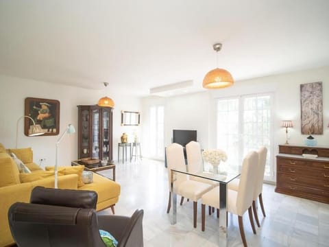 TV and multimedia, Seating area, Dining area