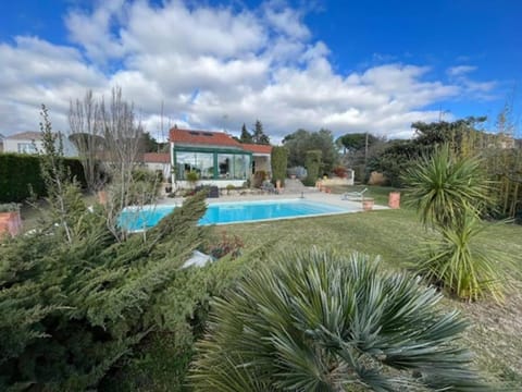 Property building, Spring, Day, Natural landscape, Garden, Swimming pool, sunbed