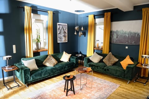 Living room, Seating area
