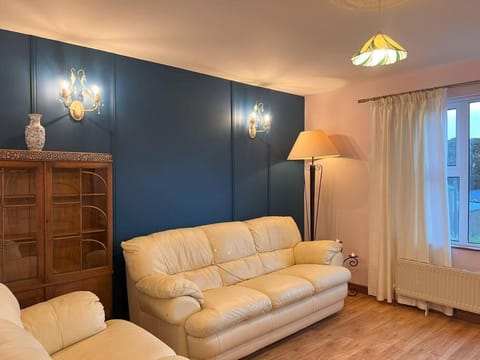 LILY'S LODGE - Beautiful Central Buncrana Home House in County Donegal