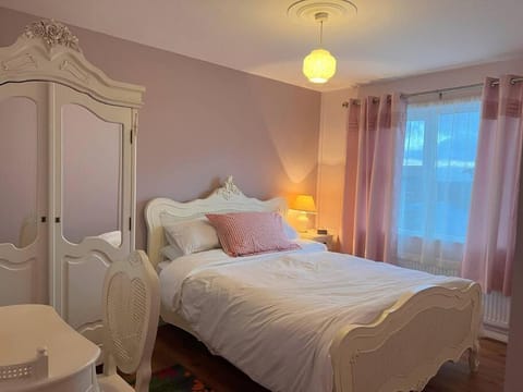 LILY'S LODGE - Beautiful Central Buncrana Home House in County Donegal