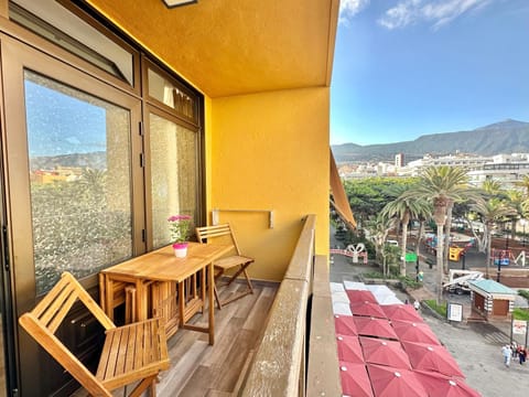 View (from property/room), Balcony/Terrace, Dining area, Landmark view, Mountain view
