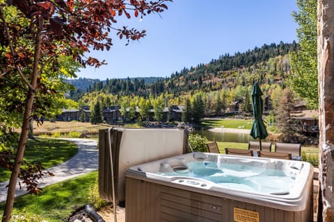 Luxury Retreat 3 min to Deer Valley, Ski Nearby! Gourmet Kitchen, Cozy Fireplace, Sleeps 10 Resort in Park City