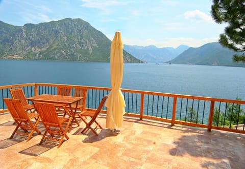 View (from property/room), Balcony/Terrace, Dining area