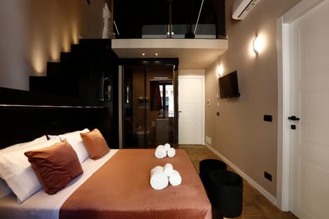 Toilet, Bed, TV and multimedia, View (from property/room), Living room, Photo of the whole room, Seating area, Bedroom, towels, wardrobe