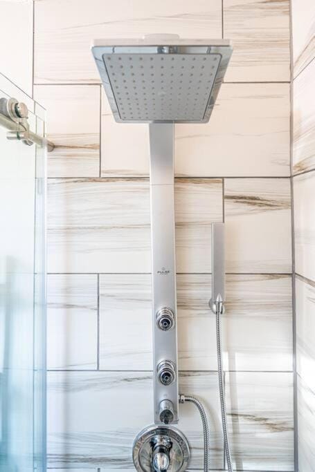 Fully stocked and spacious 2 Master Bdms, 2 min to medical district, LOCATION, COMFORT, LUXURY House in Huntsville