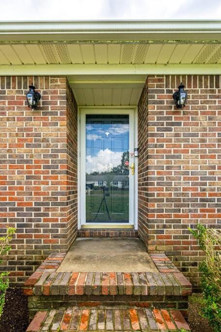 NEW Fully stocked luxury home close to I65 and I72 House in Wheeler Lake