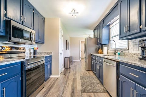 NEW Fully stocked luxury home close to I65 and I72 House in Wheeler Lake