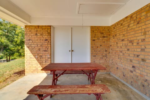 2 Mi to Dtwn Natchez Cozy Home with Yard and Patio! House in Natchez