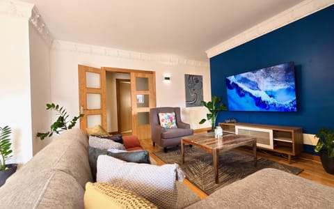 Communal lounge/ TV room, TV and multimedia, Living room, Seating area, Evening entertainment