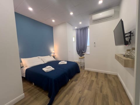 Bed, TV and multimedia, Bedroom, towels, air conditioner