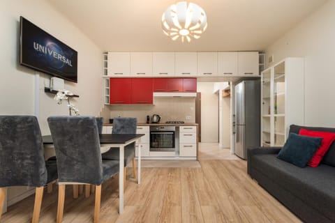 TV and multimedia, Kitchen or kitchenette, Living room, Dining area, stove