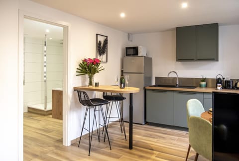 Kitchen or kitchenette, Dining area