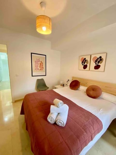 Bed, Photo of the whole room, Bedroom, towels