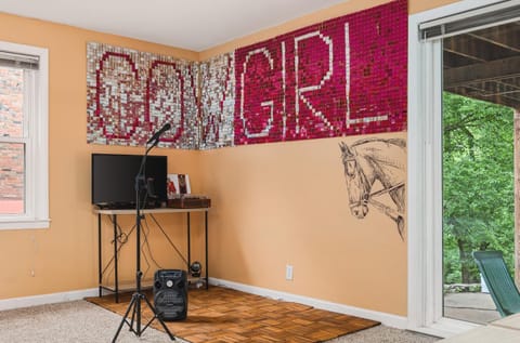 Nashville Gem Grill Mini Pickleball Sleeps 12 House in Nashville