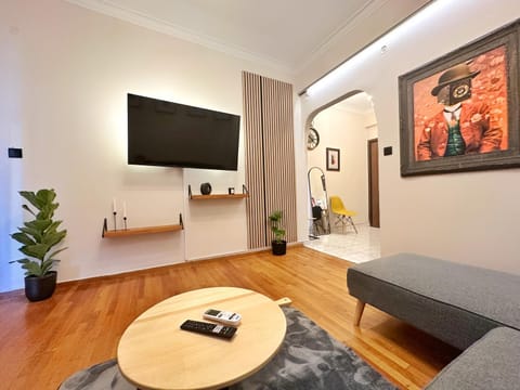 Communal lounge/ TV room, TV and multimedia, Living room, Seating area, Evening entertainment