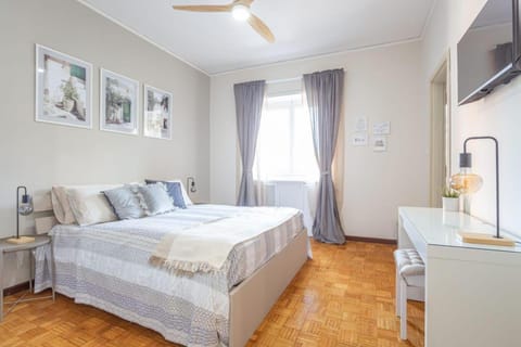 Bed, TV and multimedia, Photo of the whole room, Bedroom