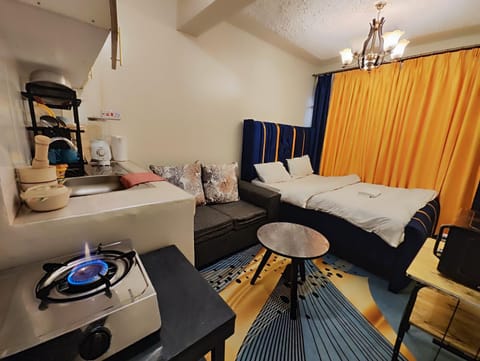 Bed, Living room, Diving