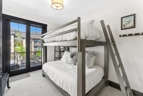 Luxury 3 BR in Canyons Village, Gourmet Kitchen, Private Hot Tub, Heated Pool, Gym, Walk to Lifts Resort in Wasatch County