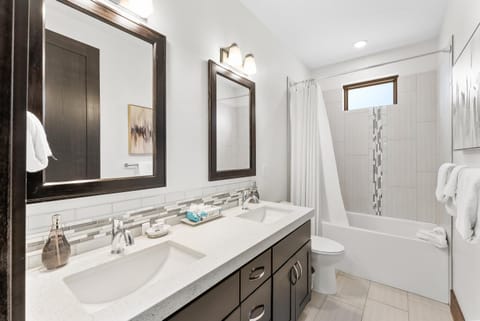 Luxury 3 BR in Canyons Village, Gourmet Kitchen, Private Hot Tub, Heated Pool, Gym, Walk to Lifts Resort in Wasatch County