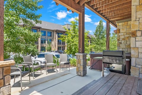 Luxury 3 BR in Canyons Village, Gourmet Kitchen, Private Hot Tub, Heated Pool, Gym, Walk to Lifts Resort in Wasatch County