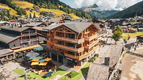 Property building, Nearby landmark, People, Neighbourhood, Natural landscape, Bird's eye view, City view, Mountain view, Street view, Location, group of guests, Parking