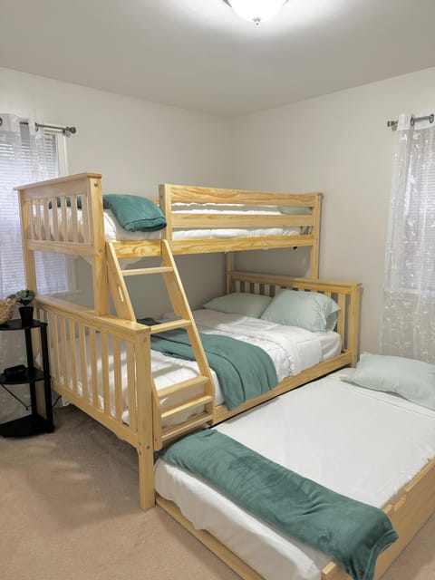 Bedroom, bunk bed