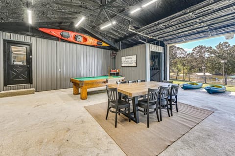 Edgewater on Kentucky Lake with Hot Tub and Games House in Lake Barkley