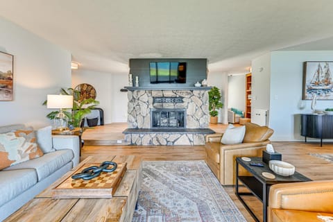 Edgewater on Kentucky Lake with Hot Tub and Games House in Lake Barkley