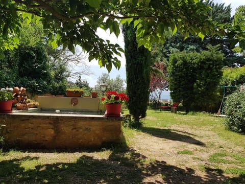 Les Gites de Catherine House in Apt