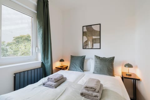 Bed, Photo of the whole room, Bedroom, towels