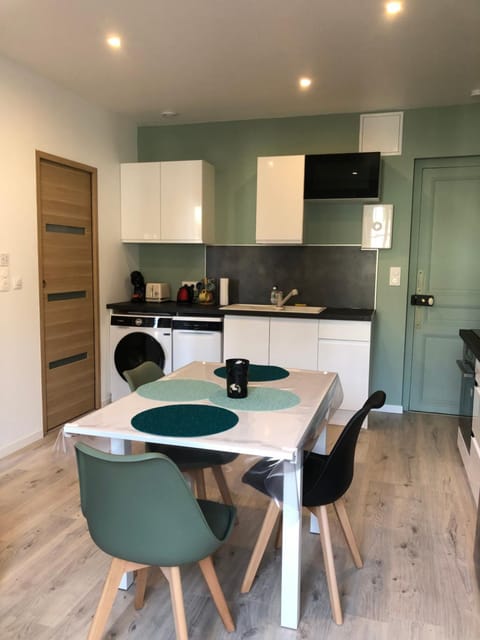 Kitchen or kitchenette, Dining area, dishwasher, stove