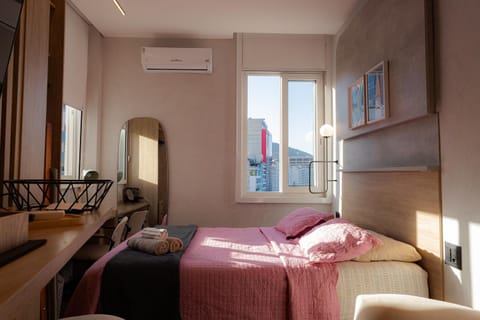 Bed, Seating area, air conditioner