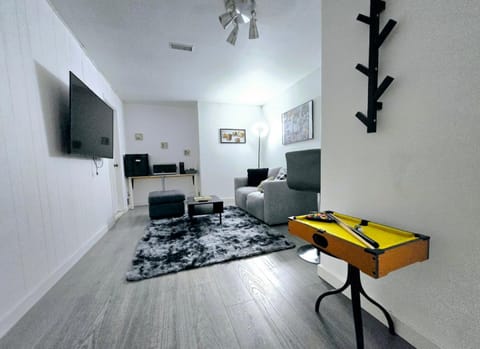 Private Cozy 1Br Basement Suite Perfect for Couple! With Date Bar for 2! Self Check-in, Private Parking Villa in Burnaby