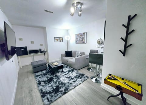 Private Cozy 1Br Basement Suite Perfect for Couple! With Date Bar for 2! Self Check-in, Private Parking Villa in Burnaby