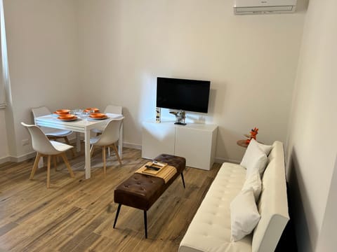 Bed, TV and multimedia, Living room, Seating area, Dining area, kitchen, kitchen, air conditioner