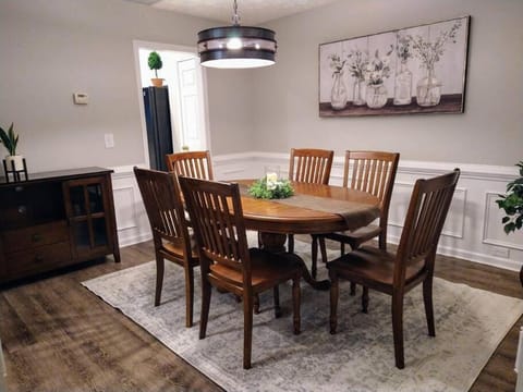 Spacious 2 Story 4-5 Bdms 3 Baths Near Stadiums House in Marietta