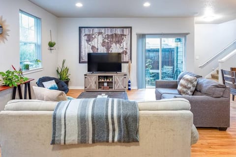 TWO townhomes for your giant group! House in Corvallis