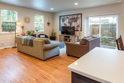 TWO townhomes for your giant group! House in Corvallis