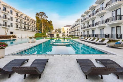 Property building, Day, Pool view, Swimming pool, Swimming pool, sunbed