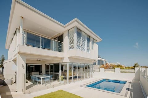 Property building, Balcony/Terrace, Swimming pool