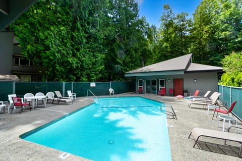 Property building, Day, Pool view, Swimming pool, Swimming pool