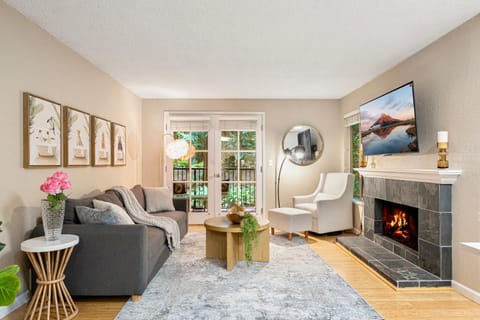 TV and multimedia, Living room, Decorative detail, Seating area, fireplace