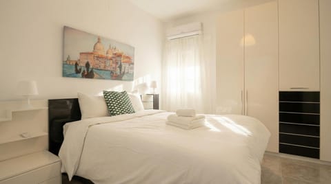 Bed, TV and multimedia, Photo of the whole room, Bedroom, wardrobe