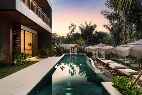 Property building, Garden, Swimming pool, sunbed