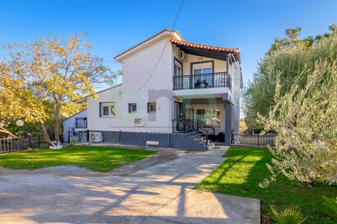 Property building, Spring, Day, Neighbourhood, Summer, Garden, Garden view, Street view