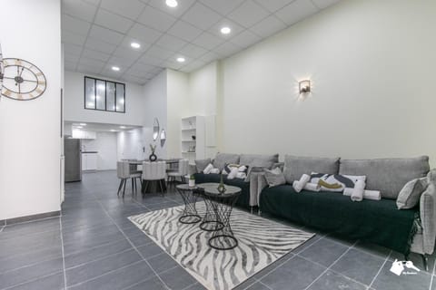 Kitchen or kitchenette, Living room, Seating area, towels