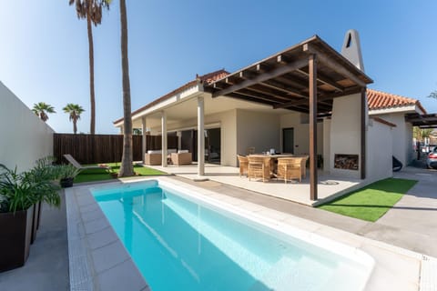 Dining area, Pool view, Swimming pool