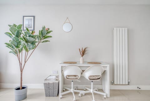 Blue Horizon 1-Bedroom Apartment Near Hospital Apartment in Cardiff